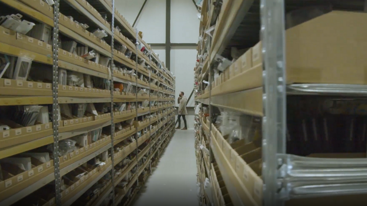 Marcel Hooft, CEO of Smartphonehoesjes.nl, walking through their newly opened HQ.