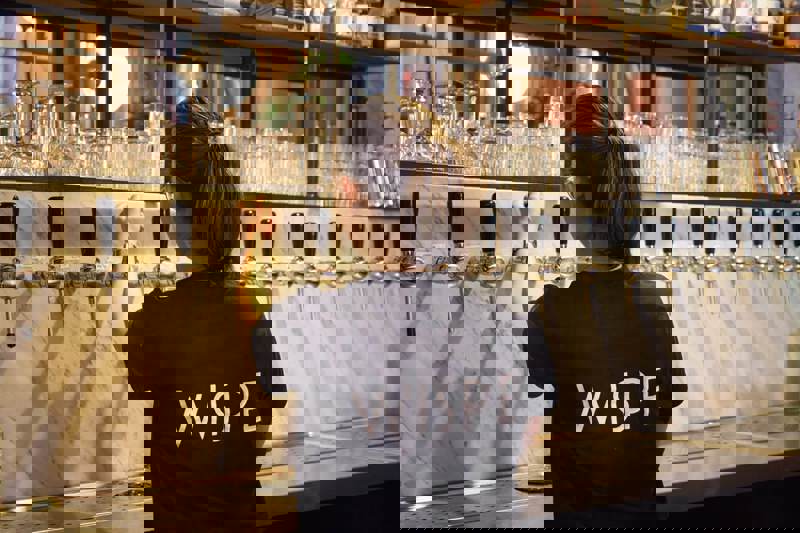 Wispe Bierbrouwerij Medewerker Tapt Wispe